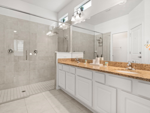 Luxury Vacation Home in Kissimmee 6-Bedroom Home with Private Pool & Great Amenities